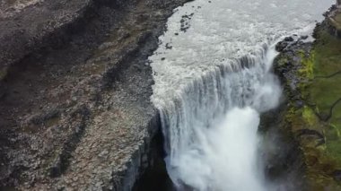 Vatnajokull Ulusal Parkı, İzlanda 'da Dettifoss Şelalesi üzerinde uçan geniş İHA uçağı