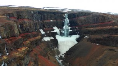 Hengifossa Şelalesinin İHA uçağı Doğu İzlanda, Fljotsdalshreppur 'da