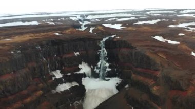 Flijotsdalshreppur, Doğu İzlanda 'daki Hengifossa Şelalesine giden İHA uçağı