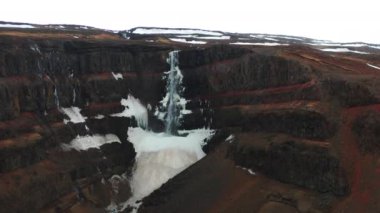 Flijotsdalshreppur, Doğu İzlanda 'daki Hengifossa Şelalesi üzerinde İHA Uçuşu Yükseliyor