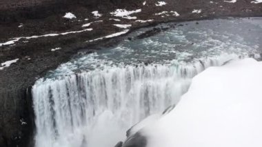 İzlanda, Vatnajokull Ulusal Parkı 'nda Dettifoss Şelalesi üzerinde İHA uçuşu