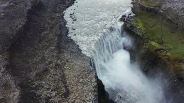 Vatnajokull Ulusal Parkı, İzlanda 'da Dettifoss Şelalesi üzerinde uçan geniş İHA uçağı