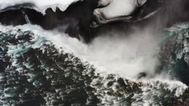 Vatnajokull Ulusal Parkı, İzlanda 'da Dettifoss Şelalesinin insansız hava aracı uçuşu.