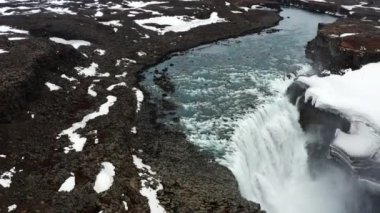 İzlanda, Vatnajokull Ulusal Parkı 'nda Dettifoss Şelalesi üzerinde İHA uçuşu