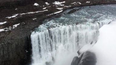 İzlanda, Vatnajokull Ulusal Parkı 'nda Dettifoss Şelalesi üzerinde İHA uçuşu