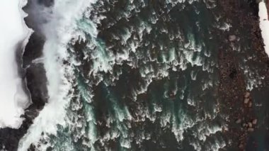 Vatnajokull Ulusal Parkı, İzlanda 'da Dettifoss Şelalesi üzerinde geniş çaplı İHA uçuşu