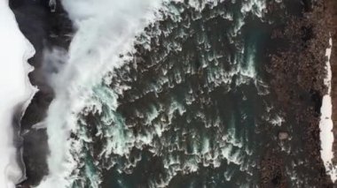 Vatnajokull Ulusal Parkı, İzlanda 'da Dettifoss Şelalesi üzerinde uçan geniş İHA uçağı