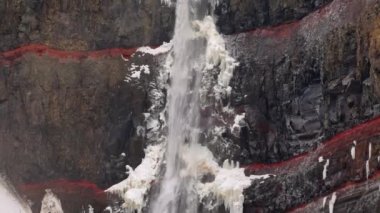 Yavaş Hareketli İHA uçağı Hengifossa Şelalesi 'ne doğru eğiliyor. Doğu İzlanda, Fljotsdalshreppur' da.