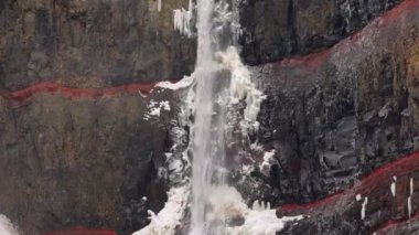 Yavaş Hareketli İHA uçağı Hengifossa Şelalesi 'ne doğru eğiliyor. Doğu İzlanda, Fljotsdalshreppur' da.