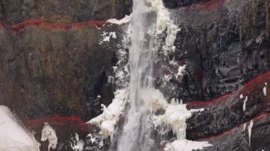 Yavaş Hareketli İHA uçağı Hengifossa Şelalesinden Doğu İzlanda 'ya iniyor.