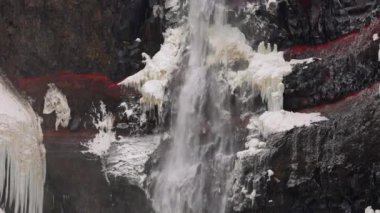 Flijotsdalshreppur, Doğu İzlanda 'daki Hengifossa Şelalesi üzerindeki İHA uçağı