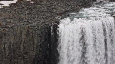 Yavaş Hareketli Statik İHA uçağı Vatnajokull Ulusal Parkı, İzlanda 'da Dettifoss Şelalesi' ne doğru eğiliyor.