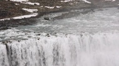 İzlanda 'daki Vatnajokull Ulusal Parkı' nda Dettifoss Şelalesi 'nde Yavaş Hareket Dronu
