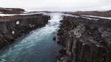 Vatnajokull Ulusal Parkı, İzlanda 'da Dettifoss Şelalesi' ne doğru geniş çaplı İHA uçuşu