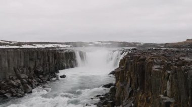Vatnajokull Ulusal Parkı, İzlanda 'da Dettifoss Şelalesinden Nehre Akan Geniş İHA Uçuşu
