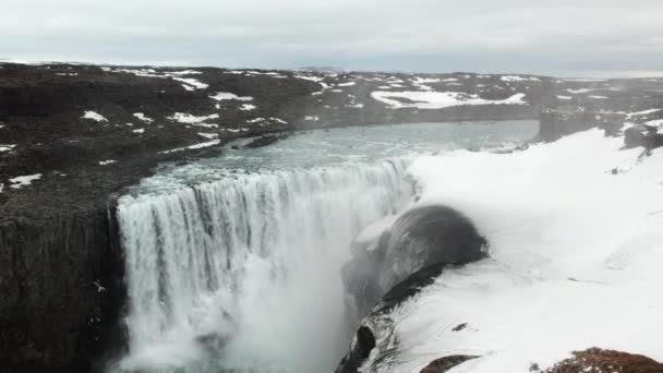 Drone Flight Arcing Snow Ice Dettifoss Cascade Dans Parc National — Video