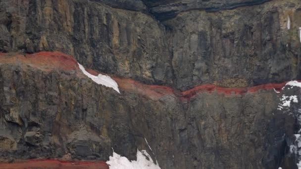 Voo Drone Câmera Lenta Sobrevoando Cachoeira Hengifossa Fljotsdalshreppur Leste Islândia — Vídeo de Stock