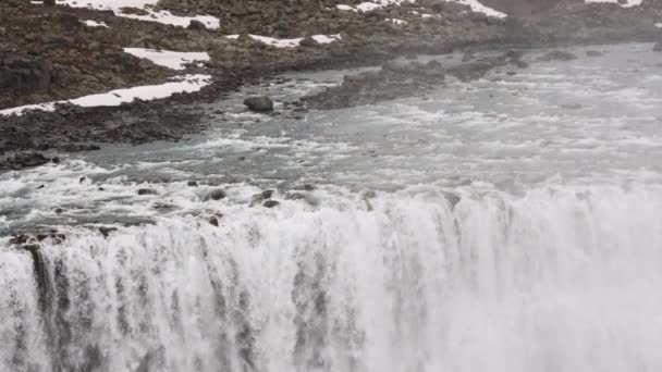 Drone à mouvement lent s'inclinant vers le bas de la cascade Dettifoss dans le parc national de Vatnajokull, Islande