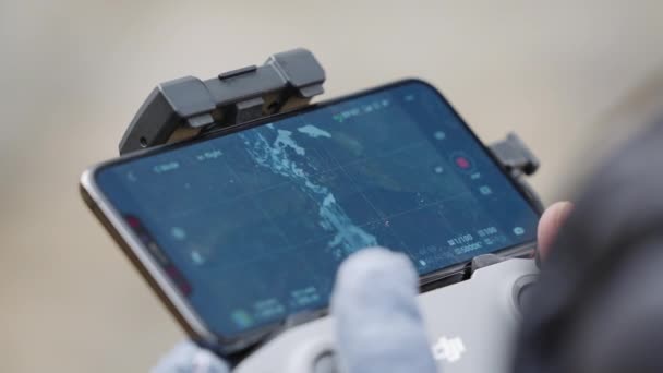 Close Slow Motion Shot Drone Pilot Usando Telefone Inteligente Para — Vídeo de Stock