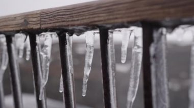 İzlanda 'nın ahşap korkuluklarından sarkan Buz Sarkıtları' nın Dolly Çekimini Kapat