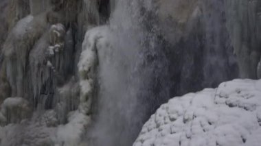 Nehir Kanyonu, İzlanda 'da Donmuş Gullfoss (Altın Şelale) üzerinde Yukardan Yukarısına Dönen Geniş İHA