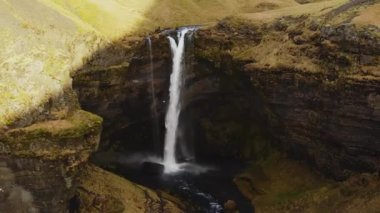 Muhteşem Kvernufoss Şelalesi Havalimanı. Güney İzlanda 'nın resimli manzarası. Kamera Yavaşça Geriye Taşır