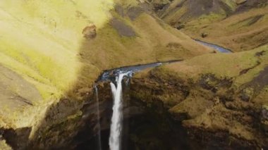 Muhteşem Kvernufoss Şelalesi Havalimanı. Güney İzlanda 'nın resimli manzarası. Kamera Şelalenin Tepesinden Yukarı Uçar. Yüksek Açı Atışı