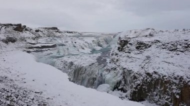 Nehir Kanyonu, İzlanda 'da Donmuş Gulfoss' a (Altın Şelale) Geniş Zooming Uçağı