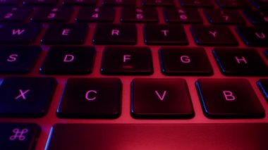 Çok Renkli Işıklandırma 'da Siyah Laptop Klavye Düğmeleri' ne yakın çekim. Düşük açılı atış. Kamera Taşımacılığı Sağa