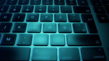 Çok Renkli Işıklandırma 'da Siyah Laptop Klavye Düğmeleri' ne yakın çekim. Yüksek açılı atış. Kamera Taşımacılığı Sola