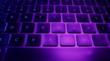 Çok Renkli Işıklandırma 'da Siyah Laptop Klavye Düğmeleri' ne yakın çekim. Yüksek açılı atış. Kamera Taşımacılığı Sağa