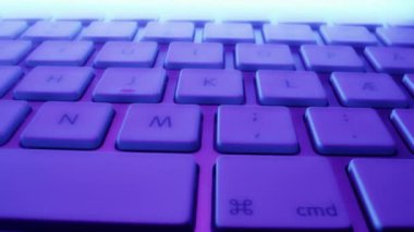 Çok Renkli Işıklandırma 'da Kablosuz Beyaz ve Gümüş Klavye Düğmeleri' nin yakın çekimi. Düşük açılı atış. Kamera Taşımacılığı Sola