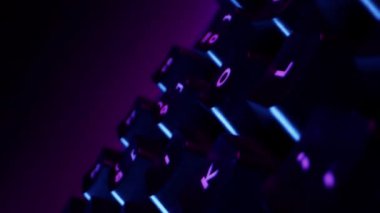 Renkli Arkaplanda Kara Klavye Düğmeleri 'nin süper yakın çekimi. Kamera Döndürme ve Sığ Odaklanma ile Makro Çekim