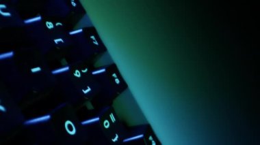 Renkli Arkaplanda Kara Klavye Düğmeleri 'nin süper yakın çekimi. Kamera Döndürme ve Sığ Odaklanma ile Makro Çekim