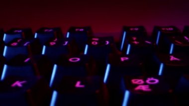 Renkli Arkaplanda Kara Klavye Düğmeleri 'nin süper yakın çekimi. Düşük açılı Macro shot. Kamera Taşımacılığı Sola