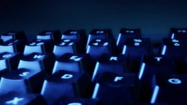 Renkli Arkaplanda Kara Klavye Düğmeleri 'nin süper yakın çekimi. Düşük açılı Macro shot. Kamera Taşımacılığı Sağa