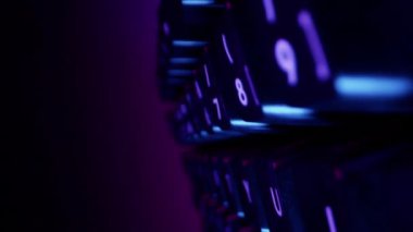 Renkli Arkaplanda Kara Klavye Düğmeleri 'nin süper yakın çekimi. Düşük açılı Makro Shot, Sığ Odaklı. Kamera Klavyenin Kenarı Boyunca Hareket Ediyor