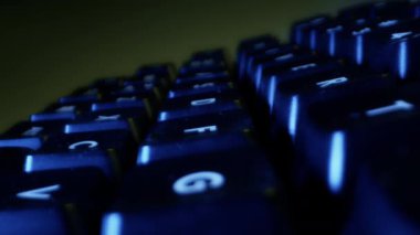 Renkli Arkaplanda Kara Klavye Düğmeleri 'nin süper yakın çekimi. Kamera Döndürme ve İşleme Odaklama ile Dolly Out Makro Shot