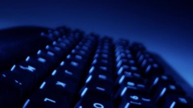 Renkli Arkaplanda Kara Klavye Düğmeleri 'nin süper yakın çekimi. Kamera Döndürme ve Odaklanma ile Makro Çekimde Dolly