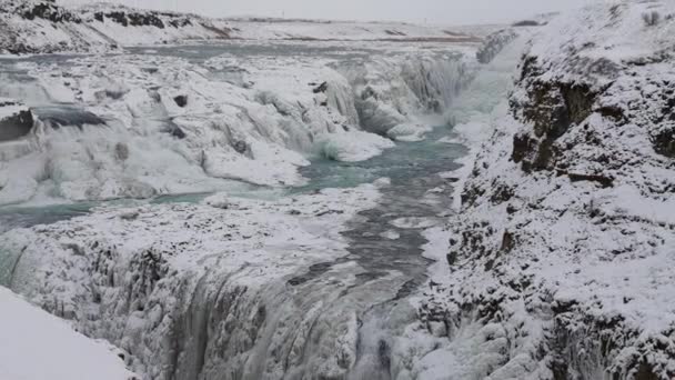 氷結したガルフクロスから引き返す広いドローン 黄金の滝 アイスランド キャニオンの滝 — ストック動画