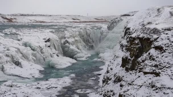 Large Drone basculant vers le bas sur Gullfoss congelé (Golden Falls) Une chute d'eau dans le canyon de la rivière, Islande