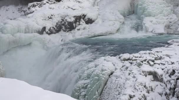 Large Lockdown Shot Of Flowing Gullfoss (Golden Falls) Cascade dans le canyon gelé de la rivière, Islande