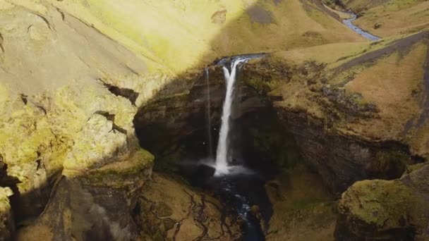 Водопад Квернуфосс Живописный Пейзаж Южной Исландии Камера Движется Обратном Направлении — стоковое видео