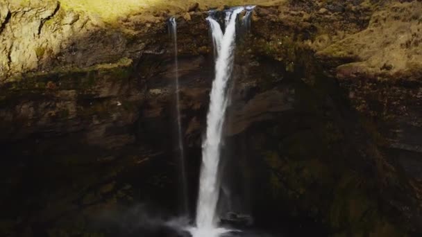 Водопад Квернуфосс Живописный Пейзаж Южной Исландии Камера Движется Обратном Направлении — стоковое видео