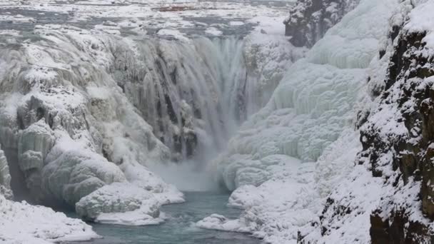 Drone large tirant vers l'arrière sur Gullfoss congelé (Golden Falls) Une cascade dans le canyon de la rivière, Islande