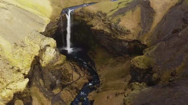 Aerial Spektakulära Kvernufoss Vattenfall Pittoreska Landskapet Södra Island Kameran Rör — Stockvideo