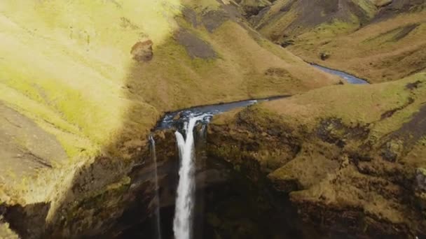 壮大なクヴェルヌフォスの滝の空中 南アイスランドの絵のような風景 カメラは滝の上を上に飛ぶ 高角度ショット — ストック動画