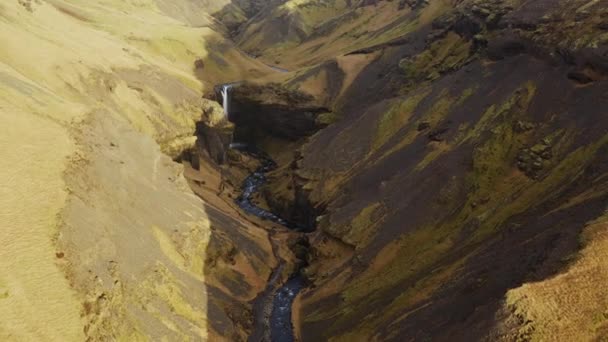 Aerial Spektakulära Kvernufoss Vattenfall Pittoreska Landskapet Södra Island Kameran Rör — Stockvideo