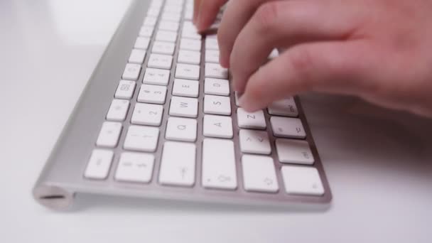 Gros Plan Des Doigts Tapant Quelque Chose Sur Clavier Blanc — Video