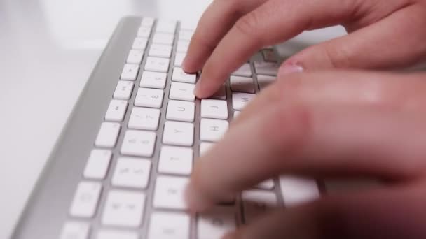 在白银键盘上打字的指尖特写 侧视浅光聚焦筒拍摄 相机向后移动 — 图库视频影像